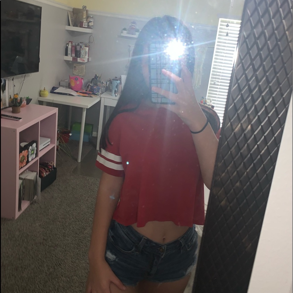 red t-shirt - Picture 2 of 2